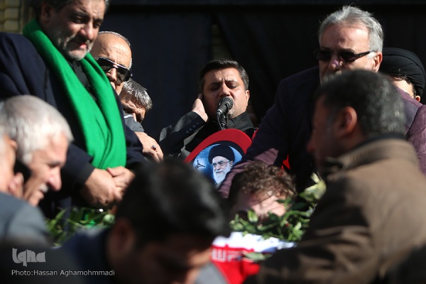 پیکر استاد موسوی قهار در آغوش مردم رهسپار دیار باقی شد