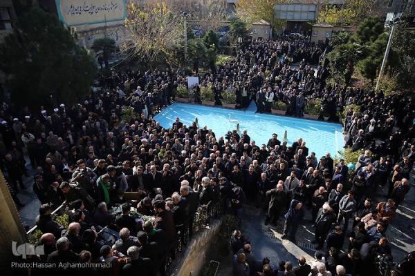 پیکر استاد موسوی قهار در آغوش مردم رهسپار دیار باقی شد