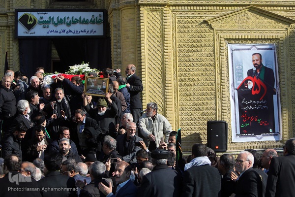 پیکر استاد موسوی قهار در آغوش مردم رهسپار دیار باقی شد