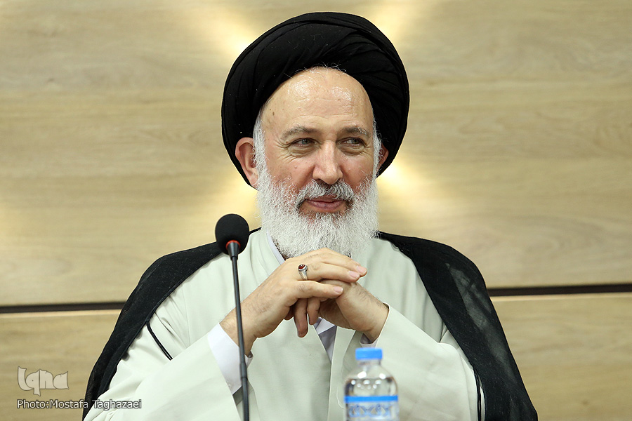 واکنش نویسنده «همگام با وحی» به سخنان ایازی؛ فواید متعددی از تفسیر تنزیلی بیان شده است