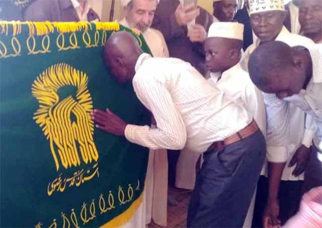 پرچم حرم امام رضا(ع) در مسجد خوجه‌های اوگاندا + عکس