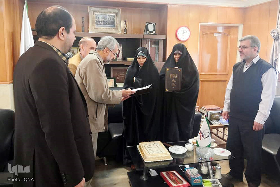 دو بانوی حافظ قرآن اجازه&zwnj;&zwnj;نامه &laquo;اقراء&raquo; از شیخ عصفور دریافت کردند