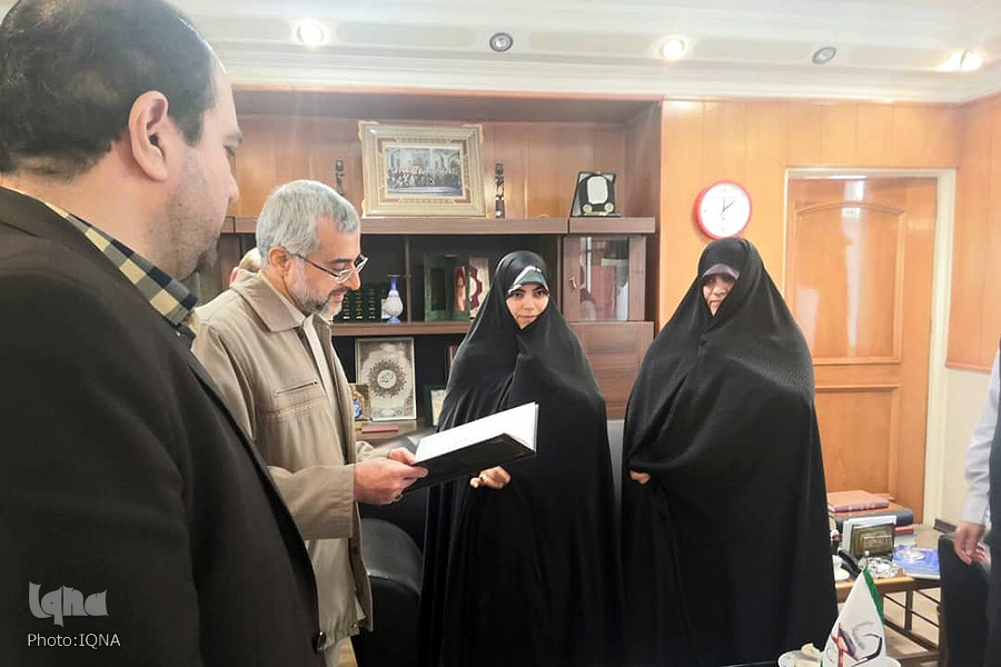 دو بانوی حافظ قرآن اجازه&zwnj;&zwnj;نامه &laquo;اقراء&raquo; از شیخ عصفور دریافت کردند