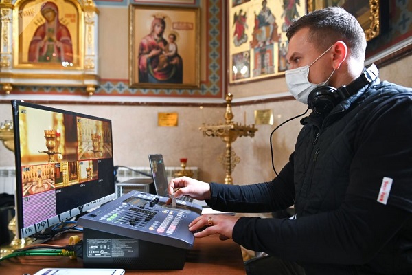 عکس | دعا و نیایش آنلاین در جهان