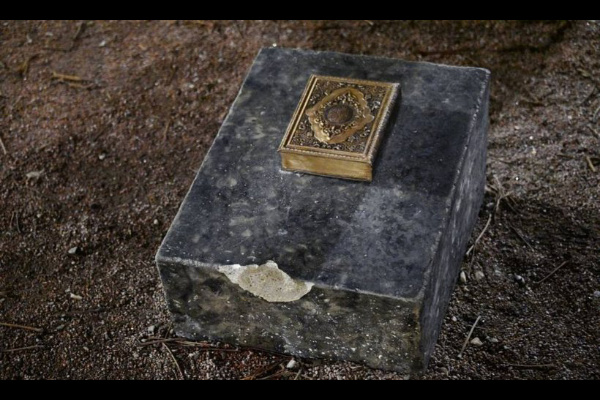 کشف مجسمه&zwnj;ای فلزی از قرآن کریم در پارکی در سوئد + عکس