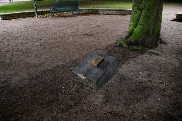 کشف مجسمه&zwnj;ای فلزی از قرآن کریم در پارکی در سوئد + عکس