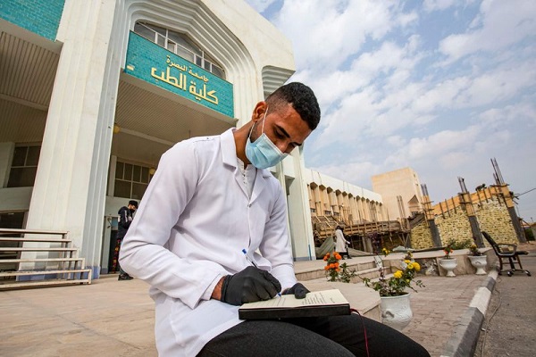 پیام دوستی عراقی‌ها به مسیحیان با اهدای کارت تبریک کریسمس + عکس