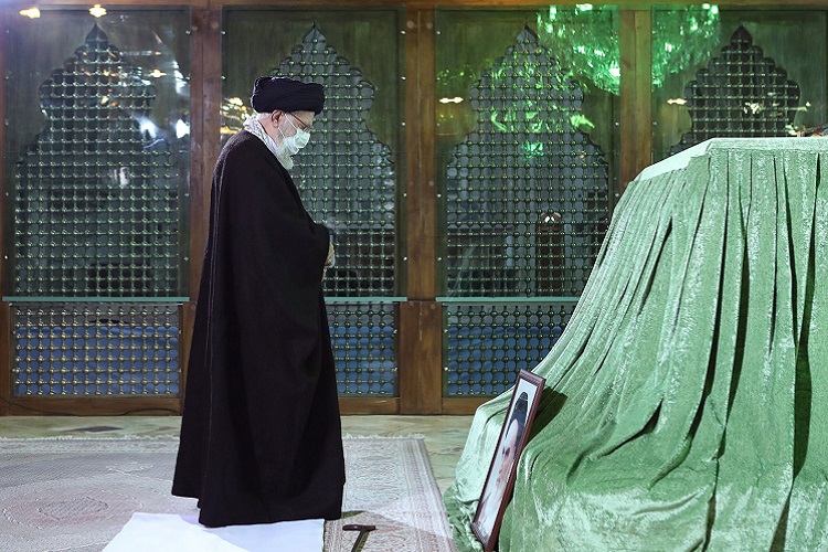 رهبر انقلاب در مرقد امام خمینی(ره) 