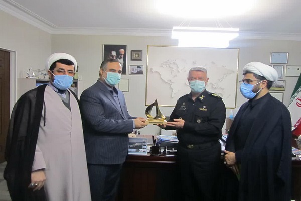 دیدار مدیران کاروان قرآنی انقلاب با فرمانده نیروی دریایی ارتش / اهدای نشان صل و دوستی به «احمد ابوالقاسمی»