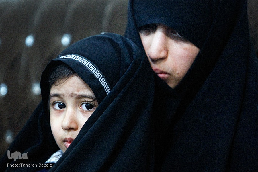 خانواده شهدا باید نسبت به دشمن عملکرد تهاجمی پیش بگیرند