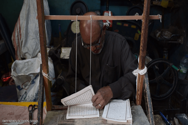 پیرمرد مصری از یک عمر صحافی سنتی قرآن و انجیل میگوید پیرمرد مصری از یک عمر صحافی سنتی قرآن و انجیل میگوید