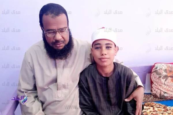 کودک مصری که قرآن را با قرائات دهگانه تلاوت می&zwnj;کند + عکس