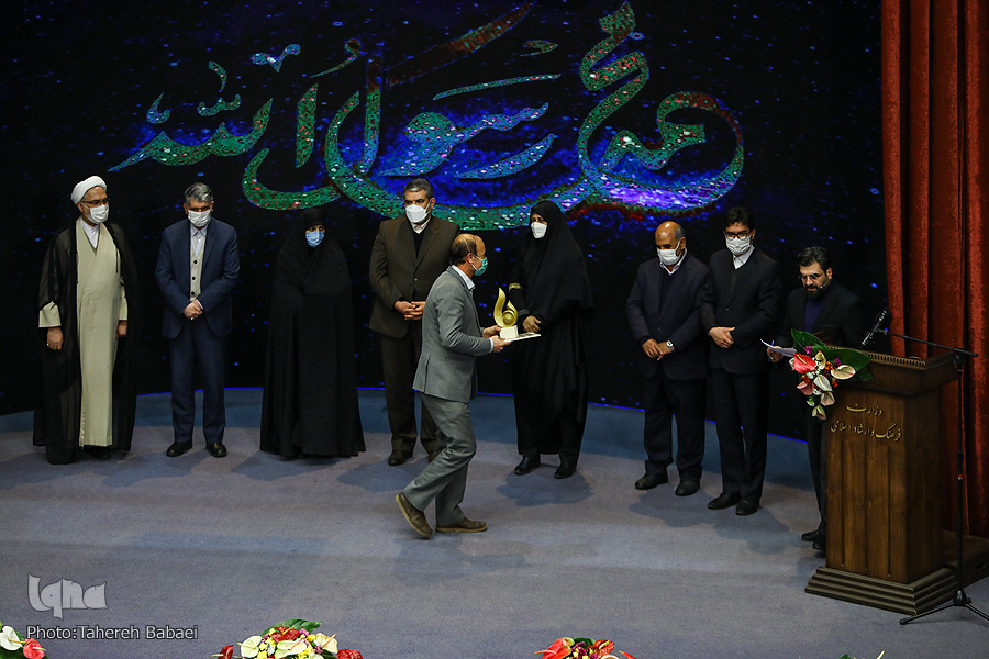 برگزیدگان جشنواره آیات تجلیل شدند