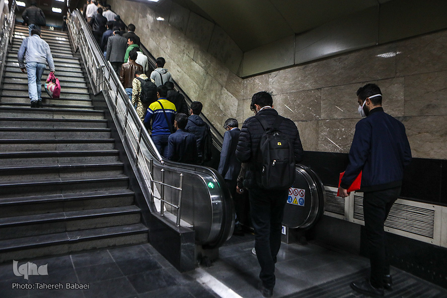 قانون&zwnj;شکنی مسافران مترو در اولین روز اجباری شدن استفاده از ماسک