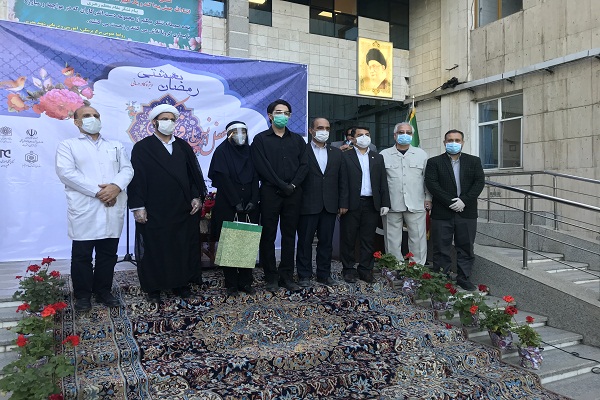 برگزاری اولین محفل انس با قرآن در مراکز درمانی کشور / تجلیل از خانواده شهید مدافع سلامت + فیلم