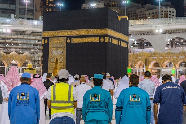 اقامه نخستین نماز تراویح با تدابیر ضد کرونایی در حرمین شریفین+ عکس