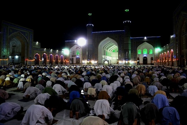 برگزاری نماز تراویح در مسجد جامع هرات + عکس