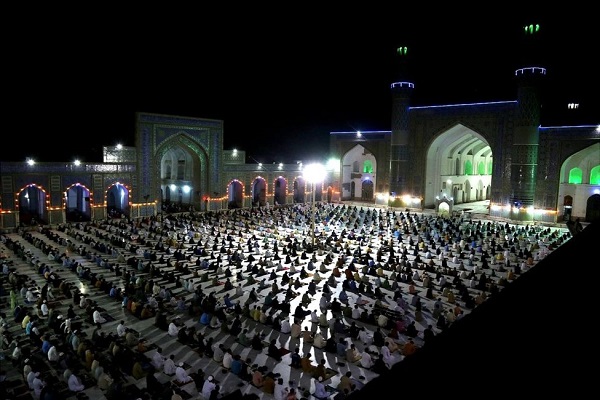 برگزاری نماز تراویح در مسجد جامع هرات + عکس