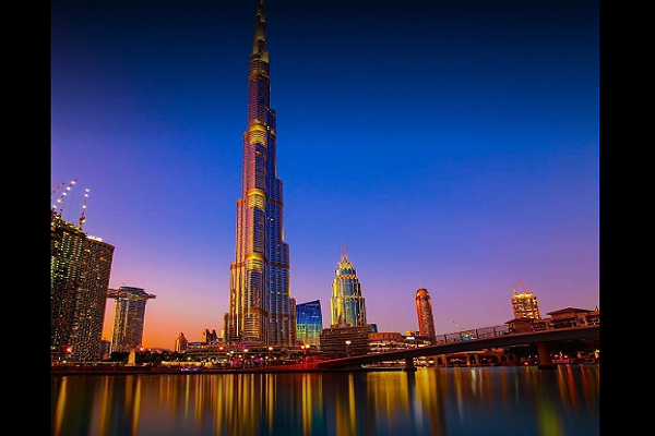 فیلم | طنین اذان در برج خلیفه دبی