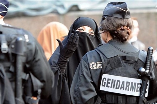 ممنوعیت سادهترین نشانه اسلامی در کشور مدعی آزادی بیان و عقیده ممنوعیت سادهترین نشانه اسلامی در کشور مدعی آزادی بیان و عقیده