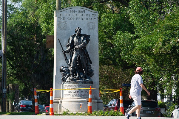 از شکایت علیه پلیس تا قانونی برای برداشتن مجسمهها از شکایت علیه پلیس تا قانونی برای برداشتن مجسمهها