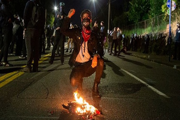 ربودن معترضان توسط پلیس مخفی ادامه دارد