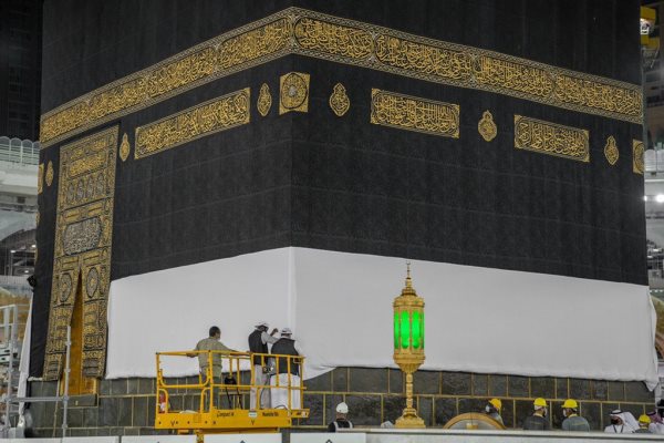 پرده خانه کعبه برای مراسم حج بالا برده شد +عکس