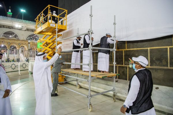 پرده خانه کعبه برای مراسم حج بالا برده شد +عکس