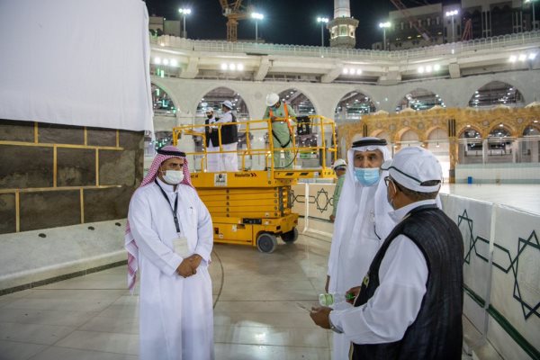 پرده خانه کعبه برای مراسم حج بالا برده شد +عکس