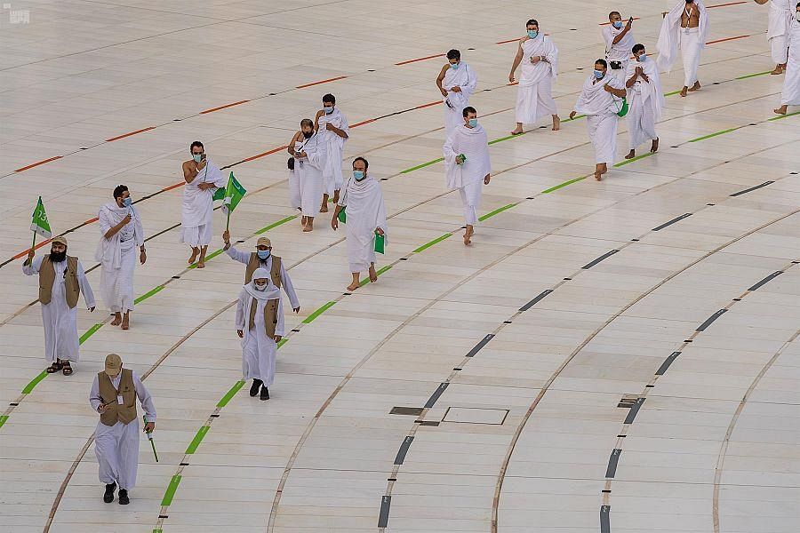 زئران بیت‌الله الحرام طواف افاضه را با رعایت تدابیر پیشگیرانه ادا کردند