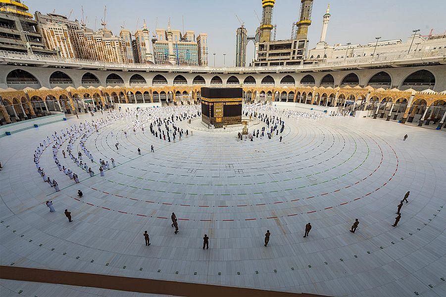 زئران بیت‌الله الحرام طواف افاضه را با رعایت تدابیر پیشگیرانه ادا کردند