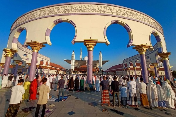 جلوه‌هایی از برپایی نماز عید قربان در جهان