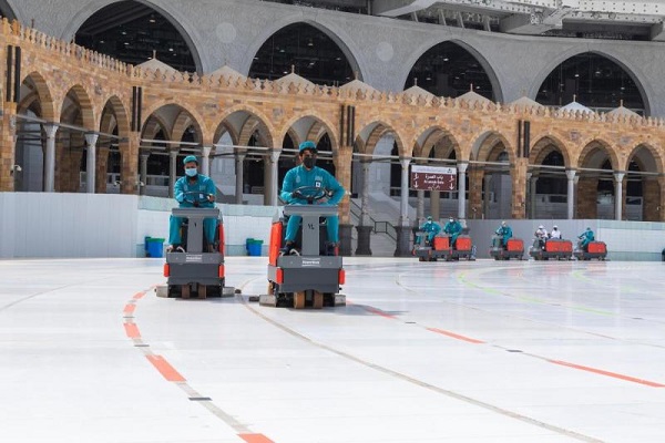 ضدعفونی صحن کعبه پس از طواف حج + عکس