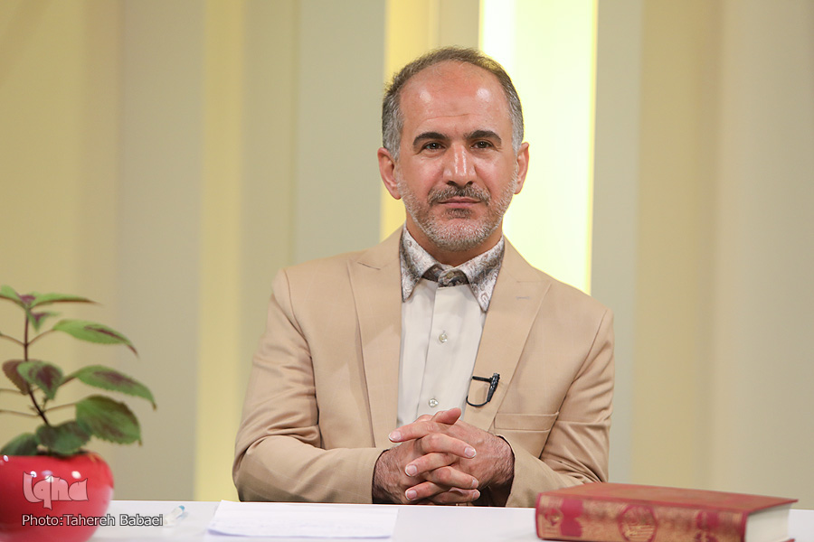 فیلم | روش‌های تدبر در قرآن / «وَيُعَلِّمُهُمُ الْكِتَابَ» و ذکر چند نکته تدبری