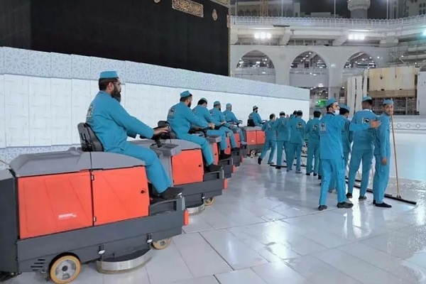 کارکنان حج، پیرامون خانه خدا