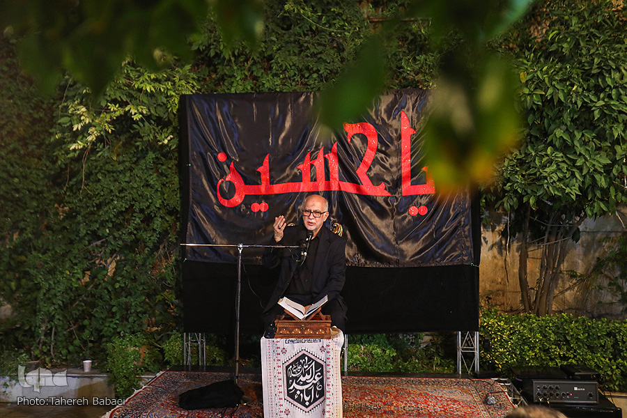 سوگ‌نشینی قاریان قرآن در شب سوم اباعبدالله(ع) برگزار شد / نام زینب(س) بر زبان قاریان مصری + عکس