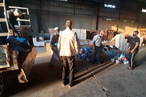 ارائه کمک‌های خیریه به خانواده‌های خسارت دیده از کرونا در جنوب نوار غزه +عکس