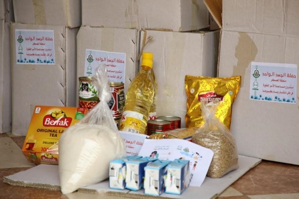 ارائه کمک‌های خیریه به خانواده‌های خسارت دیده از کرونا در جنوب نوار غزه +عکس