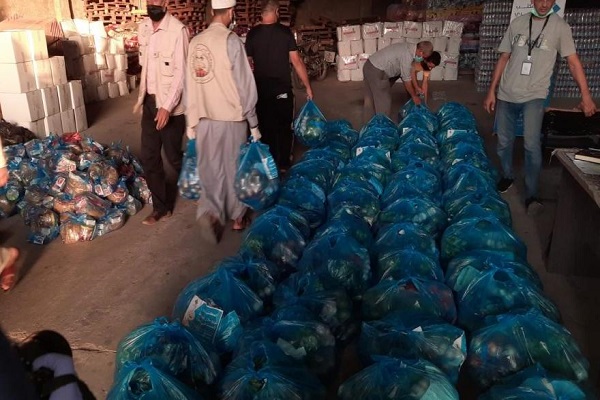 ارائه کمک‌های خیریه به خانواده‌های خسارت دیده از کرونا در جنوب نوار غزه +عکس