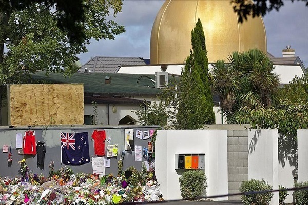 استقبال از نمازگزاران در مساجد «کرایست‌چرچ» با شاخه‌های گل