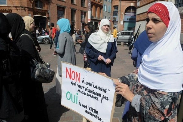 ستیز دیپلمات فرانسوی با حجاب / رویه دوگانه پاریس در استفاده از دموکراسی و آزادی بیان ستیز دیپلمات فرانسوی با حجاب / رویه دوگانه پاریس در استفاده از دموکراسی و آزادی بیان