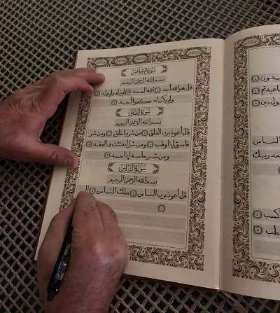 آماده// کتابت قرآن کریم به دست خطاط سوری + عکس