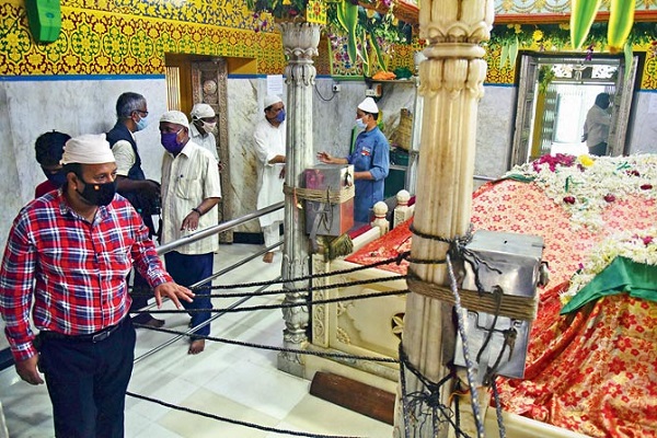 بازگشایی مساجد و عبادت&zwnj;گاه&zwnj;های بمبئی هند پس از هشت ماه تعطیلی + عکس