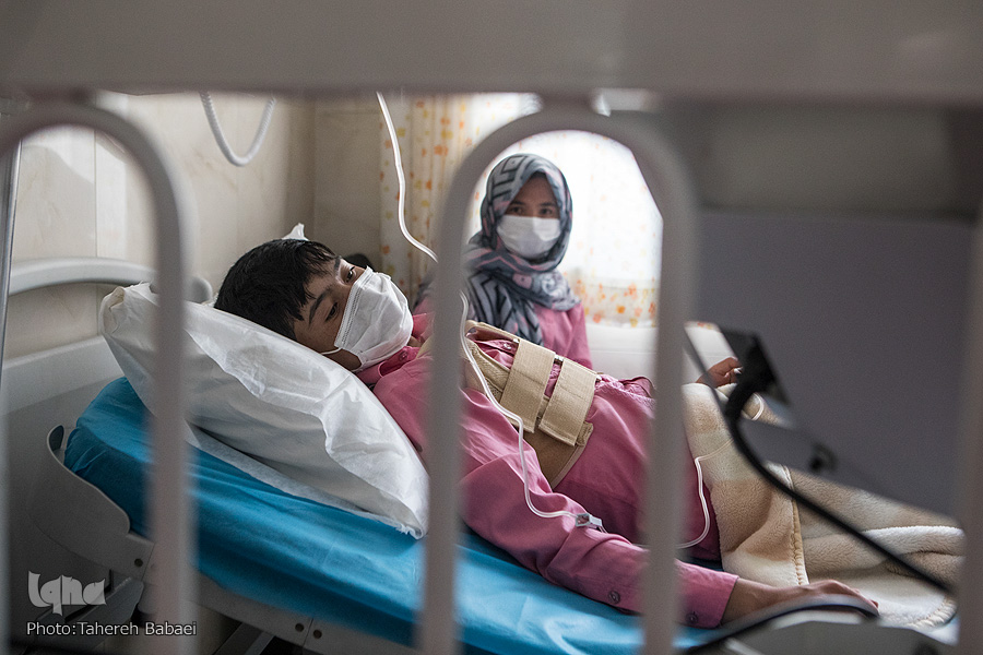 لباس ترس بر تن کودکی؛ ره&zwnj;آورد کرونا