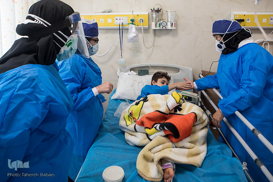 لباس ترس بر تن کودکی؛ ره&zwnj;آورد کرونا