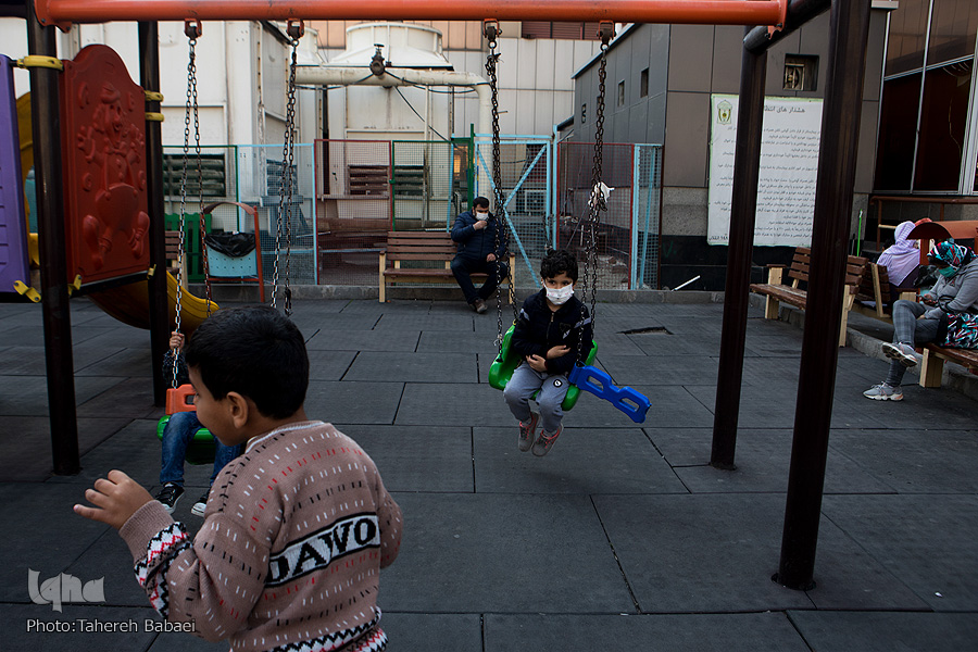 لباس ترس بر تن کودکی؛ ره&zwnj;آورد کرونا