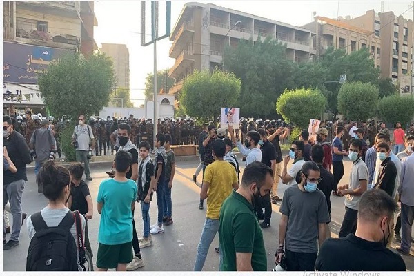 تظاهرات عراقیها مقابل سفارت فرانسه در بغداد/ تصاویر ماکرون و پرچم فرانسه به آتش کشیده شد