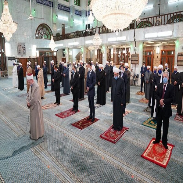 شرکت اسد در مراسم سالروز ولادت پیامبر اکرم (ص) در مسجدی در دمشق+عکس