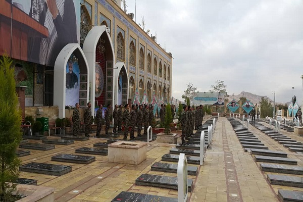 اجرای گروه تواشیح محمد رسول‌الله(ص) در جوار مزار سردار شهید «قاسم سلیمانی»