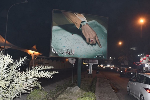 فیلم | نصب پلاکاردهای بزرگ شهیدان سلیمانی و ابومهندس در عراق